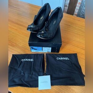 CHANEL Interlocking CC Logo Leather Pumps - Black - Size EU 39.5, US 9.5